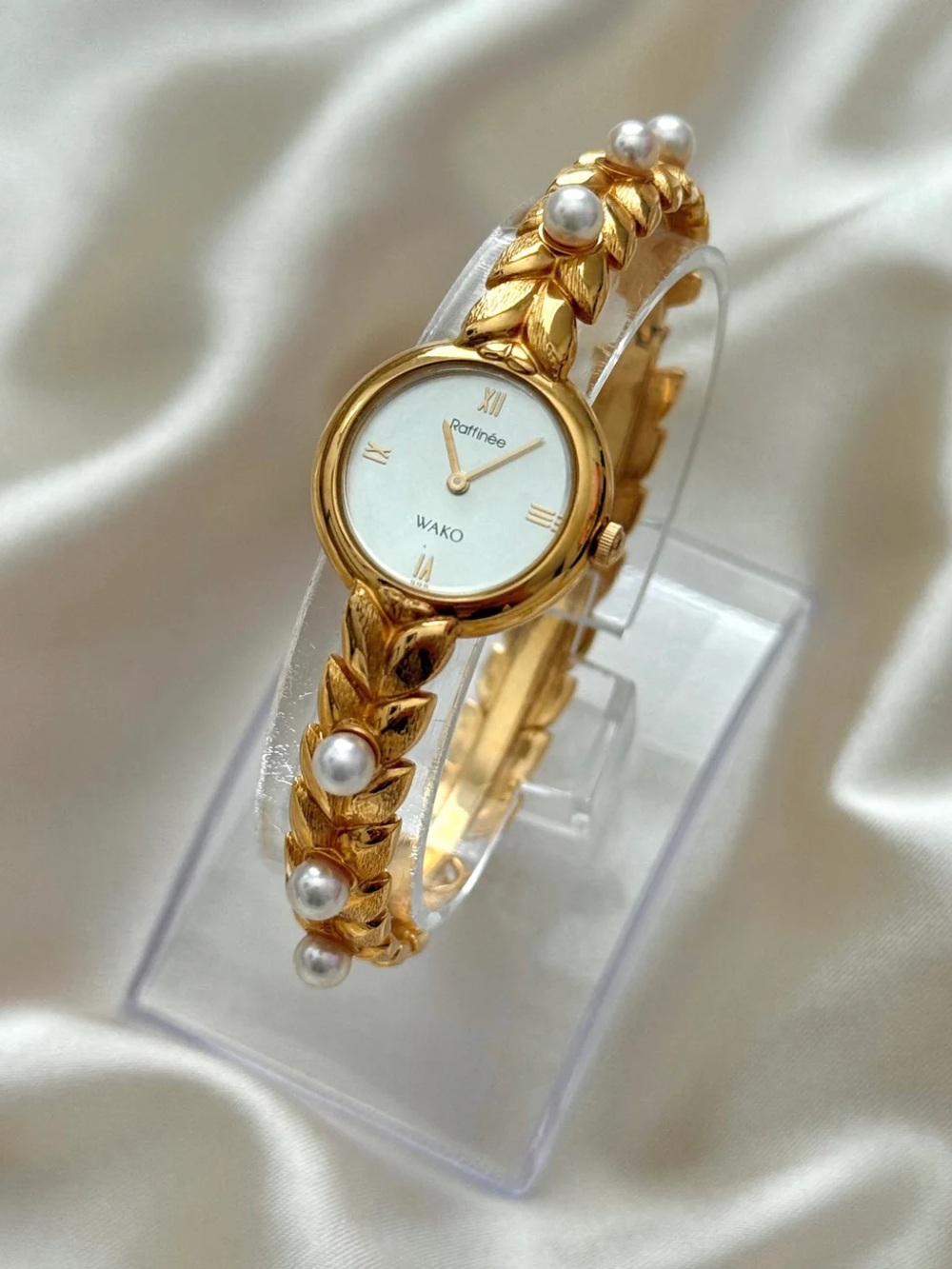AUTHENTIC VINTAGE WAKO RAFFINÉE MOTHER-OF-PEARL WATCH - Picture 4 of 10